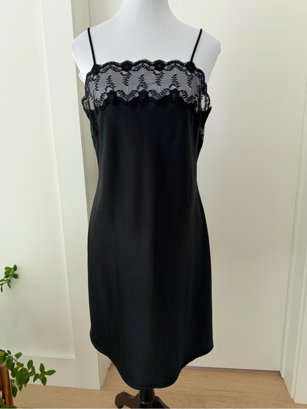 EATON Vanity Fair Vintage Slip Chemise Spaghetti Strap Lace Feminine Romantic